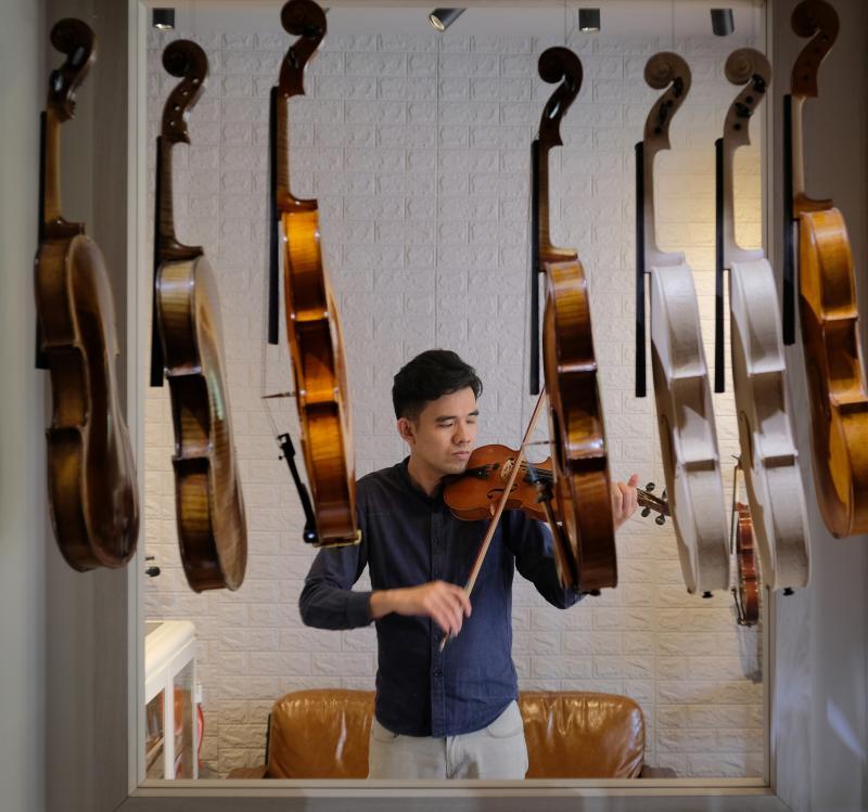 志向明确,潜心钻研,33岁的王韶军投身一份不寻常的专业。他是小提琴手,也是本地唯一土生土长的提琴制作师,同时教琴也修琴。弦音奏响无远弗届。