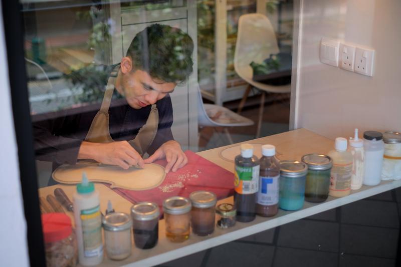 制作小提琴是时间与耐心的考验,也是经验与手艺的积累。