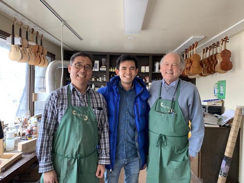 王韶军在美国制琴学校与老师Sang Hoon(左)和校长Charles Woolf合影。(受访者提供)