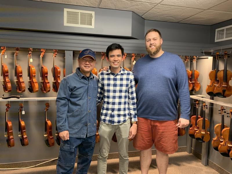 今年3月初,王韶军(中)特地带未婚妻到美国盐湖城探访在当地开琴行的学长梁中枢(左)。右为梁中枢的生意伙伴。(受访者提供)