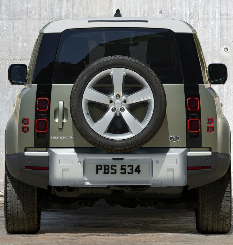 原来置放于后地台下的后备胎直接挂在尾门上,垂直的车尾保留更短的后悬。