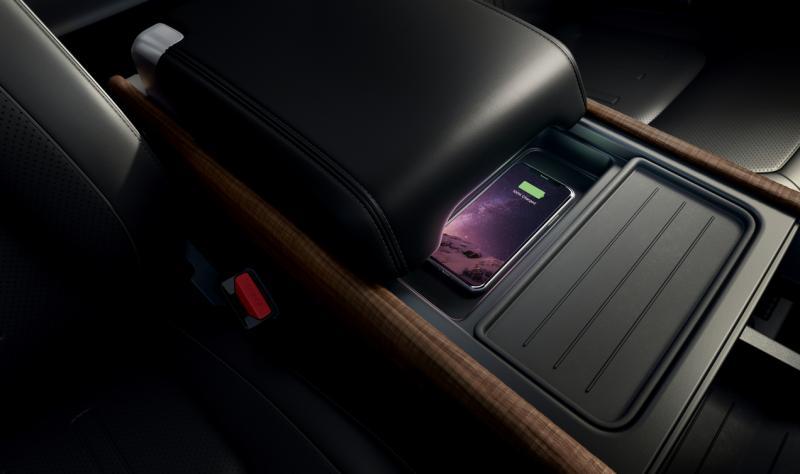 车内有足够的储物空间和充电设备。