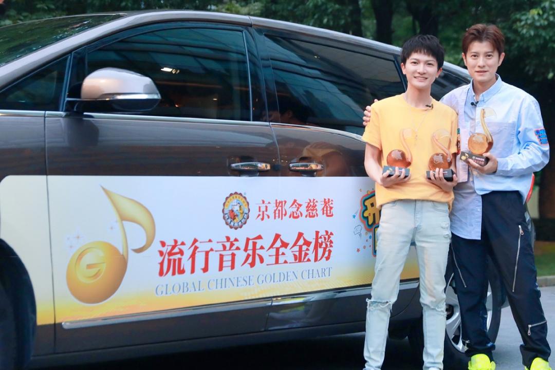 Mr.Q（右）跟随全金榜团队赶赴大陆多个城市，搭乘颁奖专车“突击”周深（左）送奖。