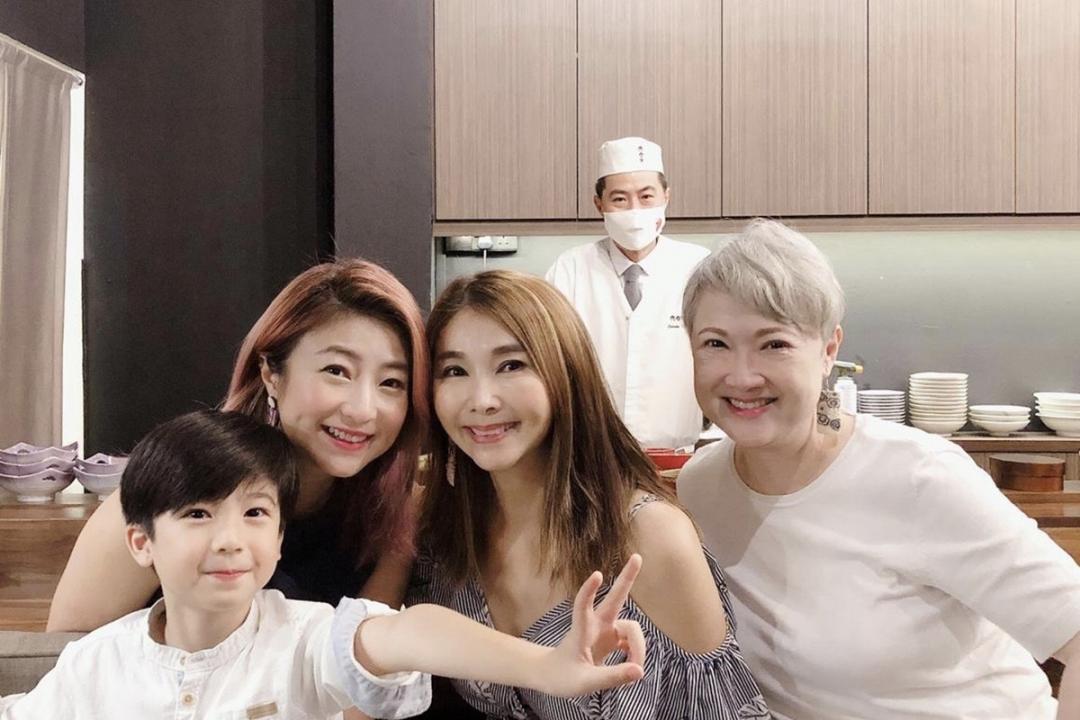 黄湘怡带着儿子与洪慧芳(右一)及陈秀环(右二)聚餐。 (照片/受访者提供)