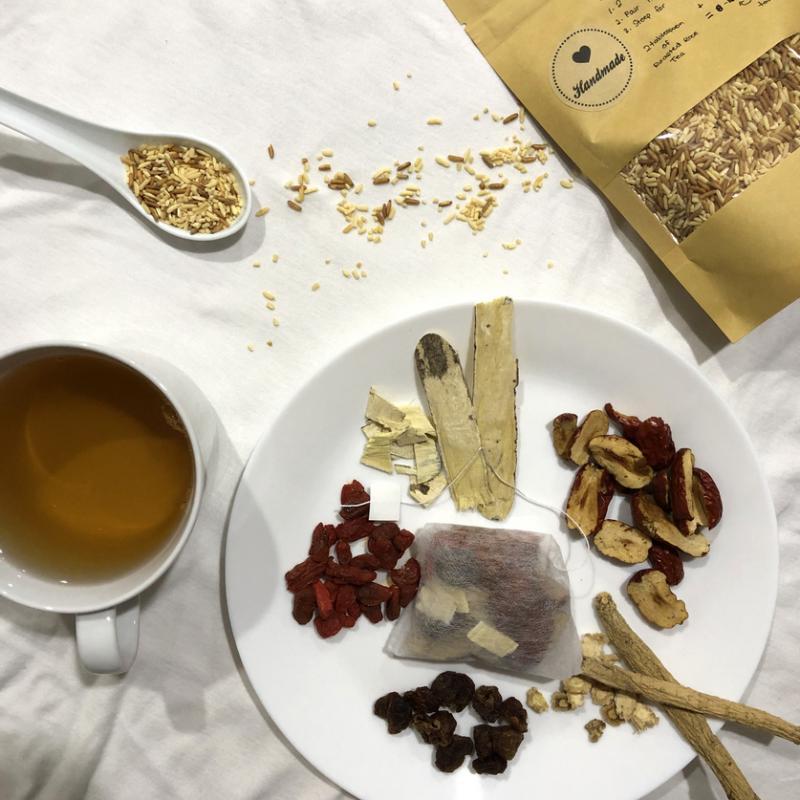 Mama J月子餐有自制的糙米茶。