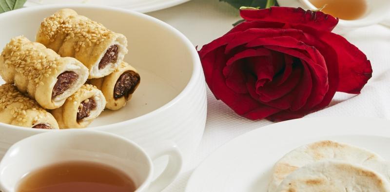 香肠卷是张爱玲的父亲带她到飞达咖啡馆喝下午茶时爱点的。