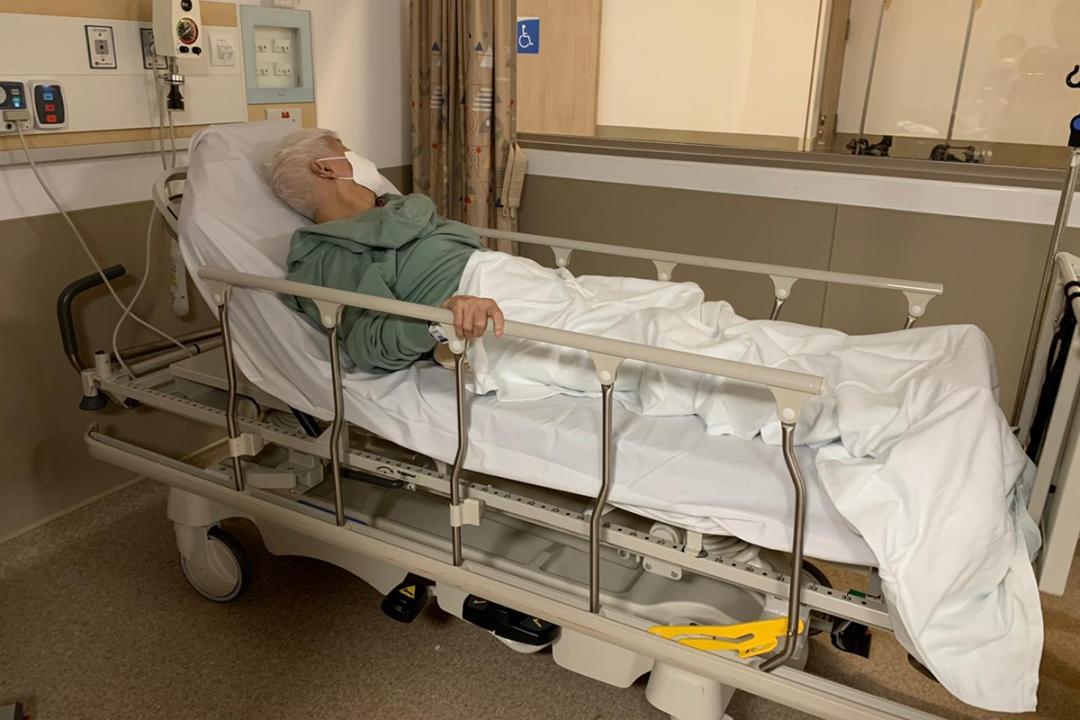 母亲因为一直呕吐不停,医生让她留院观察。(受访者提供)