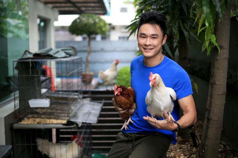 前艺人许立桦的房屋花园内有个鸡舍。(龙国雄摄)