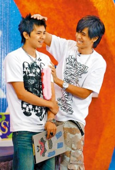 xiao_gui_zuo_he_xiao_zhu_xi_ri_gan_qing_hao_que_yin_xian_hua_dao_zhi_xiong_di_qing_mie_.__Medium.jpg