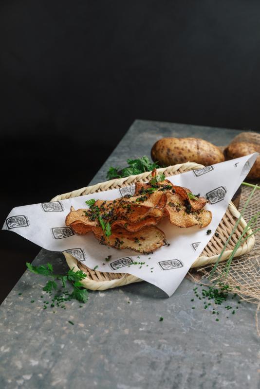 以和牛脂肪油炸的薯片。