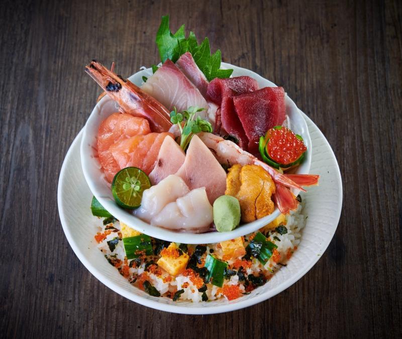 一方日本餐馆的招牌刺身盖饭,分上下两层,分量十足。