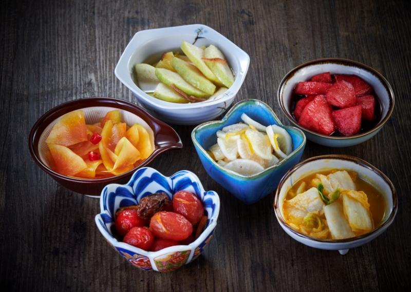 一方日本餐馆的自制腌菜选择多。