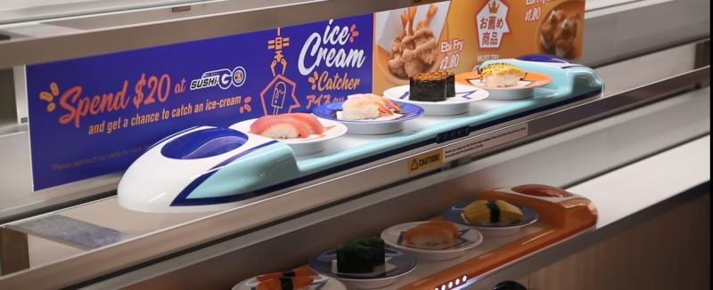 新干线列车通过上、中、下三层“月台”进站,将寿司传送到食客面前。