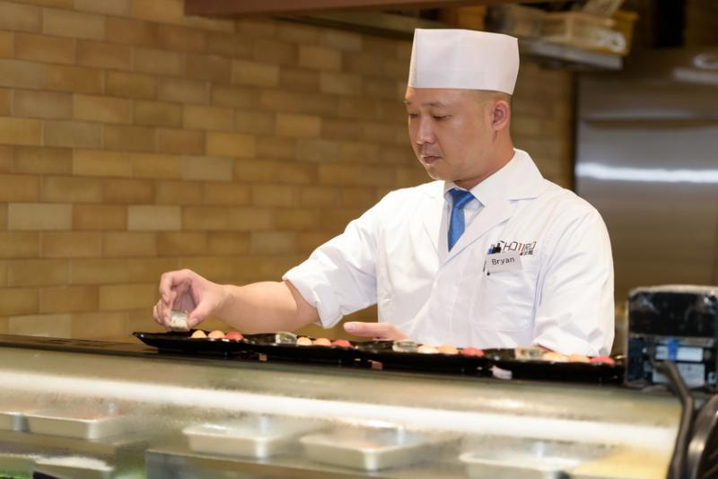 在长次郎回转寿司店,仍然能看见厨师的身影,在为食客捏制寿司。