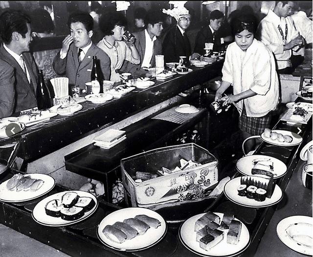1958年白石义明被啤酒生产线上的传送带启发,发明回转寿司。(互联网)