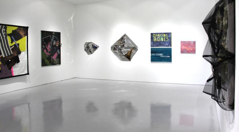 位于吉门营房的许瑞强画廊举办本地80及90后新晋艺术家联展，销售达九成。