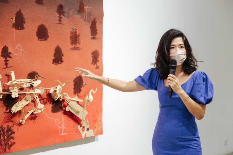 独立策展人陈秀丽为新加坡泰勒版画院（STPI）策展解封后的第一场实体联展“转动世界之轴”。