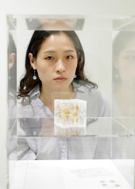 以纸雕参展的艺术家杨奕佳对于能在国家美术馆的平台展示作品，感到兴奋与开心。（档案照）