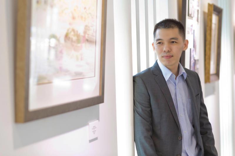 全职水彩画家颜明正认为，疫情期间藏家的支持很关键。