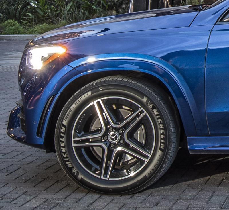 GLE 450是4Matic的全轮驱动SUV，可按需求在0%至100%的范围内分配前后轴扭矩。