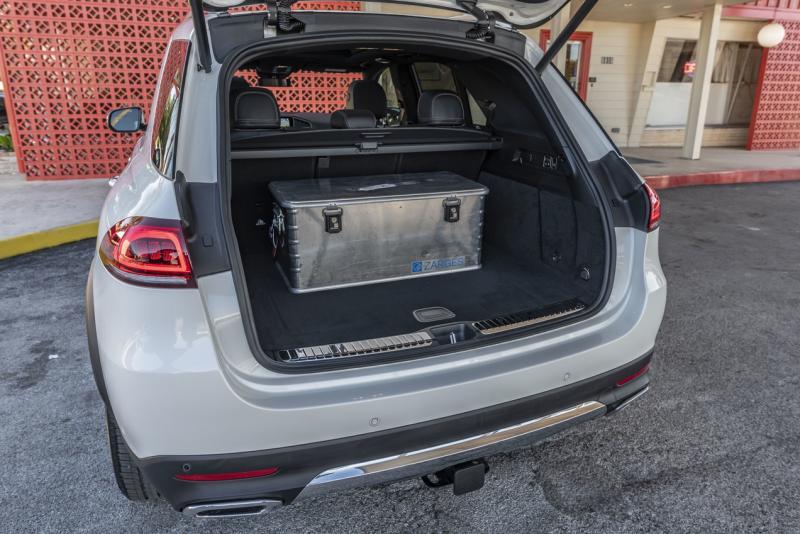 行李厢的空间大，有825升的容量，将后座折倒后空间容量可增加到2055升。