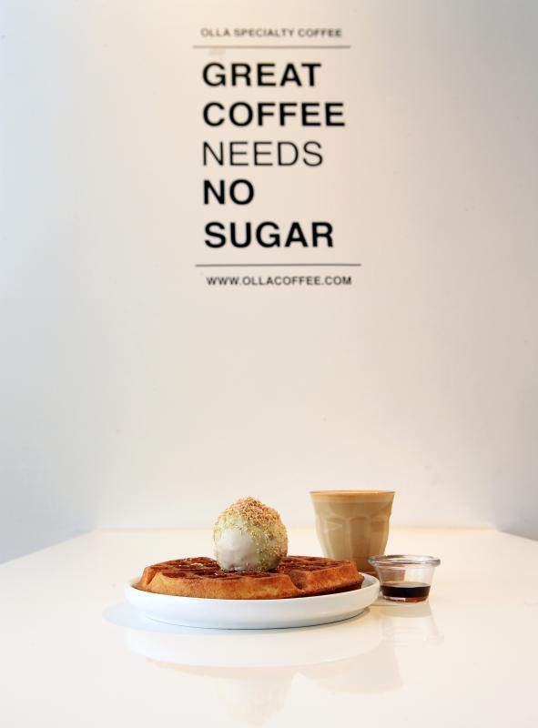 Olla Specialty Coffee咖啡馆的招牌咖啡与格子松饼。（龙国雄摄）