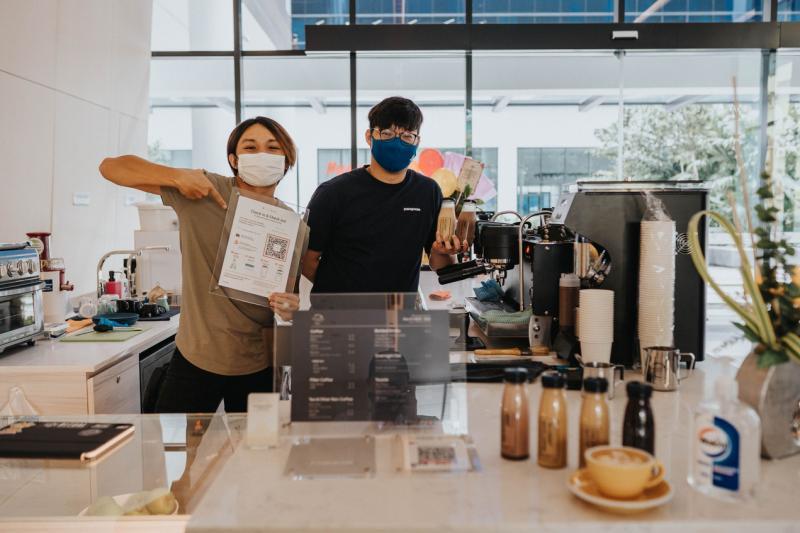 方培文（右）与刘健安创办Musketeers Coffee流动咖啡车与咖啡馆。