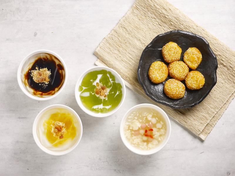 各种口味的冰粉、南瓜饼和酒酿。