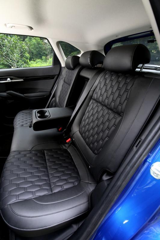 后座空间宽敞舒适,乘客不会有头部被“压顶”的不适感。