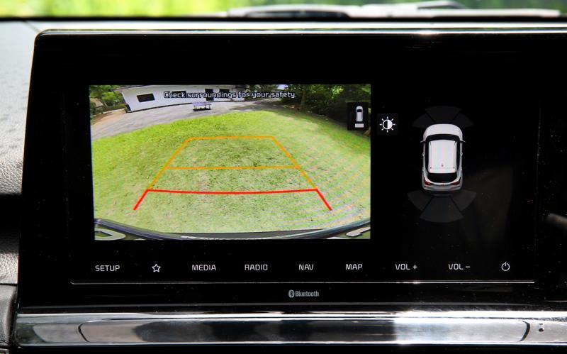 中控娱乐触屏很大,倒退停车或倒车时可清楚显现后方状况。