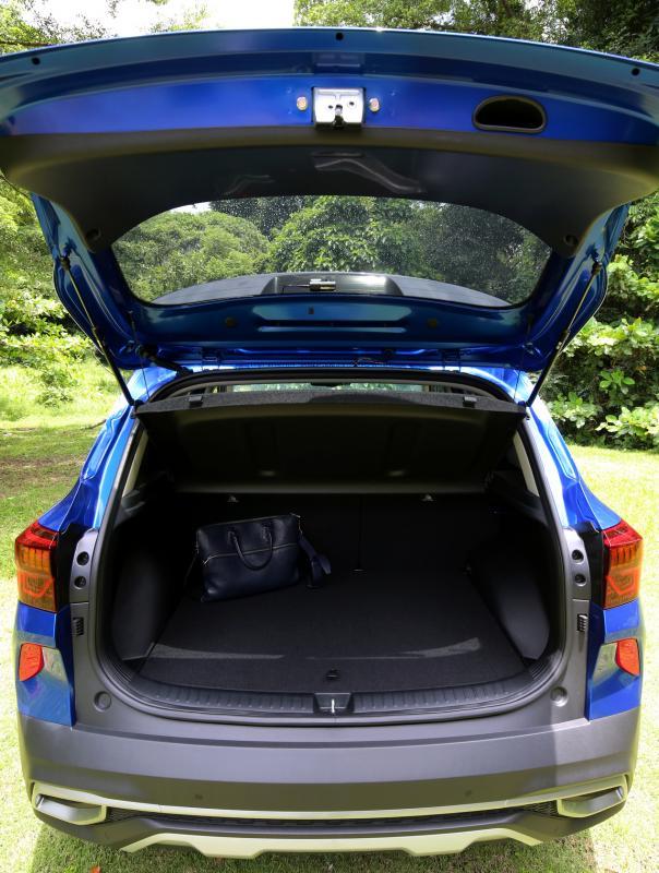 行李厢容量为433升,胜在方正设计且与尾门的入口平行,置物空间宽大。