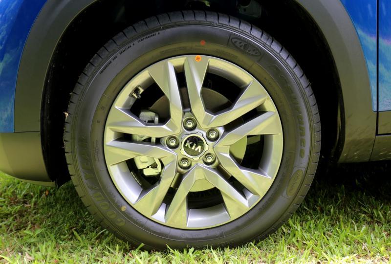 车子从侧裙、轮胎上方都有黑色防刮板,加上17英寸铝圈,凸显SUV运动气息。