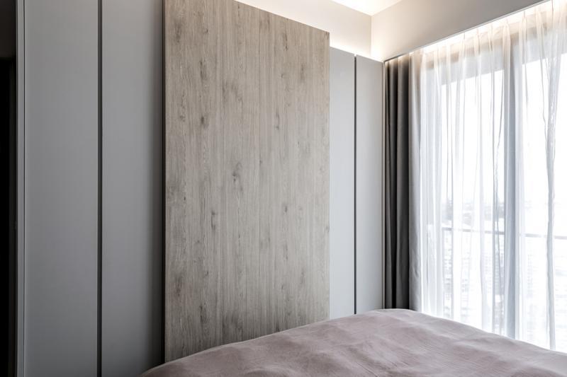 推拉门可隐藏电视和其他物品。