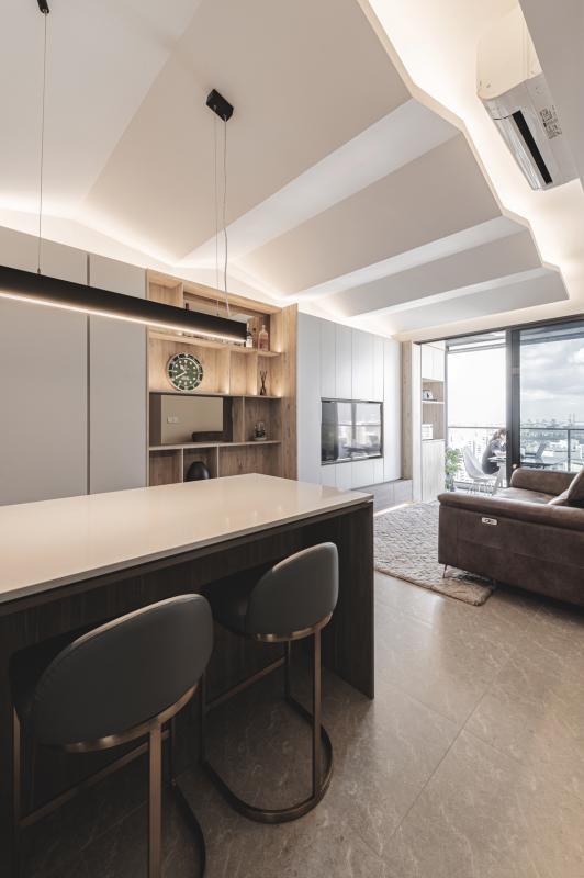 岛屿形餐桌下方也是储物空间。