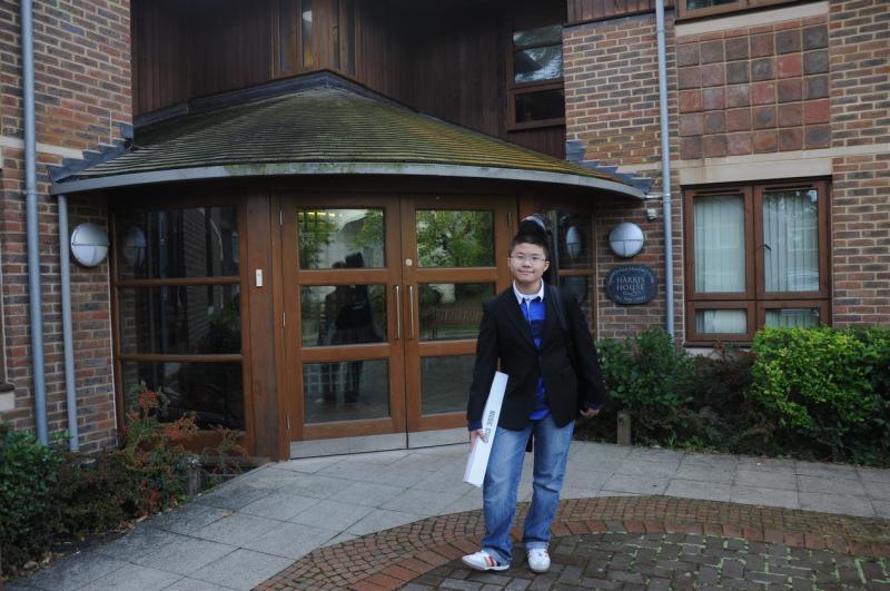 12岁的娄楷文到英国梅纽因音乐学校报到。(受访者提供)