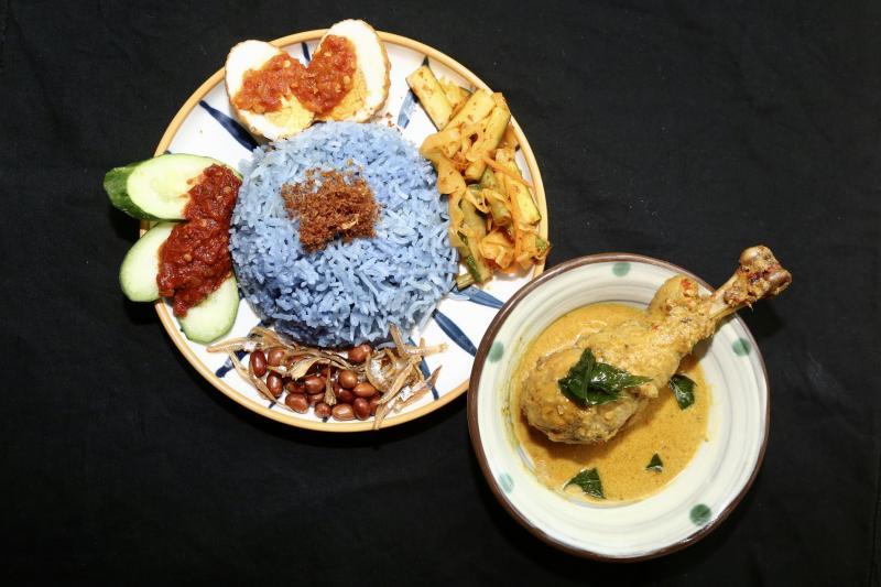 OSG餐馆转型集中主打椰浆饭,可搭配不同配菜如咖喱鸡(右图)。(陈斌勤摄)