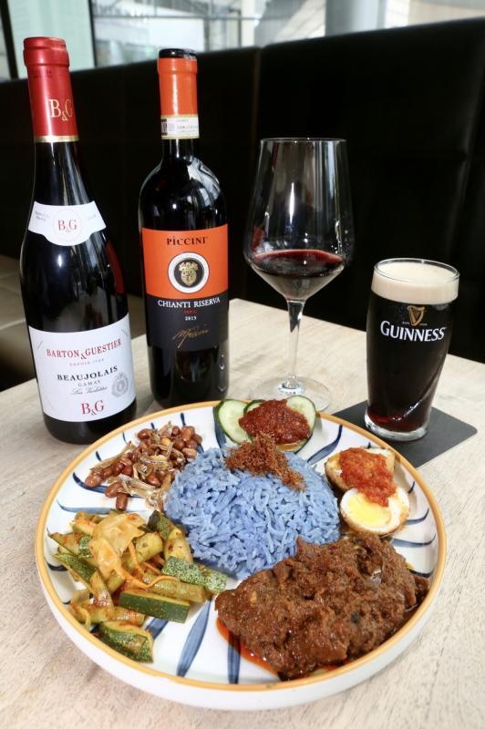 吃椰浆饭配美酒,组合新鲜。(陈斌勤摄)