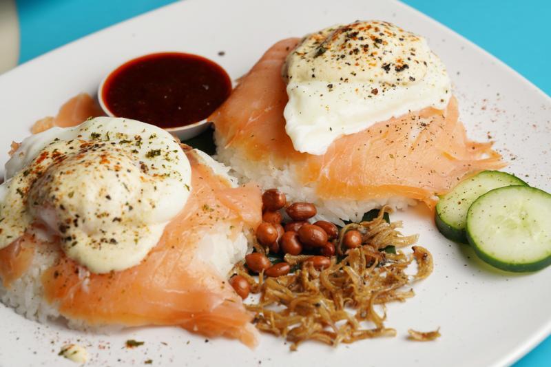 Soulfood Catering的椰浆饭加入了三文鱼。(谢智扬摄)