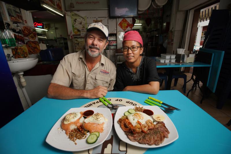 澳大利亚籍的佩吉和马来妻子苏丽雅妮,售卖东西合璧椰浆饭。(谢智扬摄)