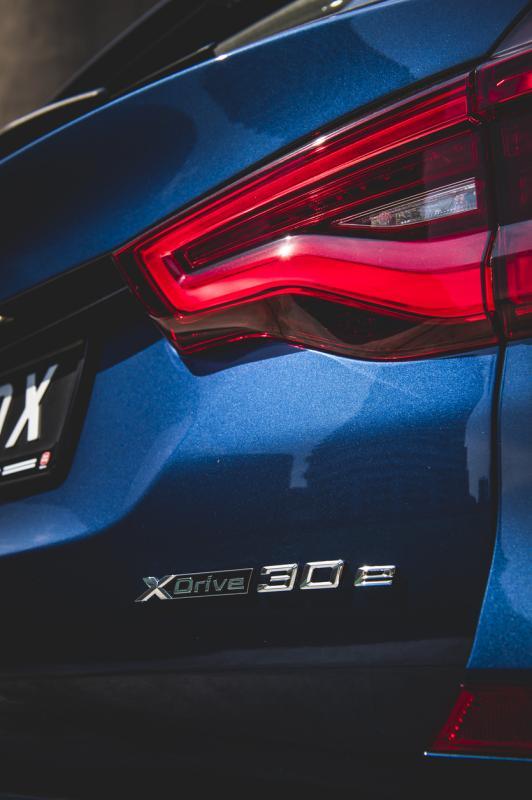 车后尾灯下的xDrive30e标志，区别了与原版X3的不同。