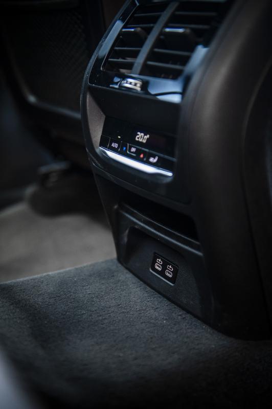 车室前后都有足够的充电设备。