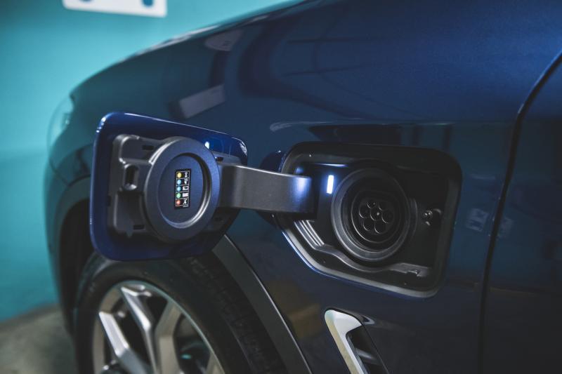 车子左侧前翼子板处有个充电口，透露了油电混动的身份。