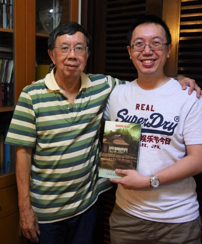 文史爱好者佘立松（右）最近撰写了一本讲述父亲对后港和榜鹅记忆的英文书籍。（佘立松提供）