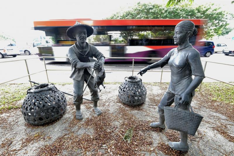 高文地铁站对面、西门路附近的铜像，纪念着曾经风光的六条石巴刹。（龙国雄摄）