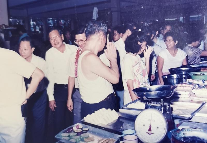 李发（红圈者）在林大头巴刹拆除前是后港区市场联谊会会长，经常随基层领袖巡视巴刹。（李发提供）