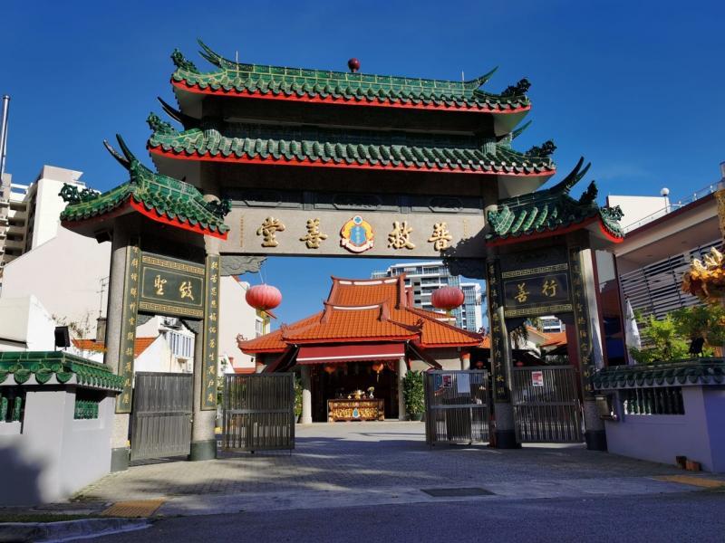 后港六条石的普救善堂提供礼佛诵经、礼忏超度、寄放神主牌和安置骨灰服务，是喜丧节庆时后港潮州人的情感联络站之一。（普救善堂提供）