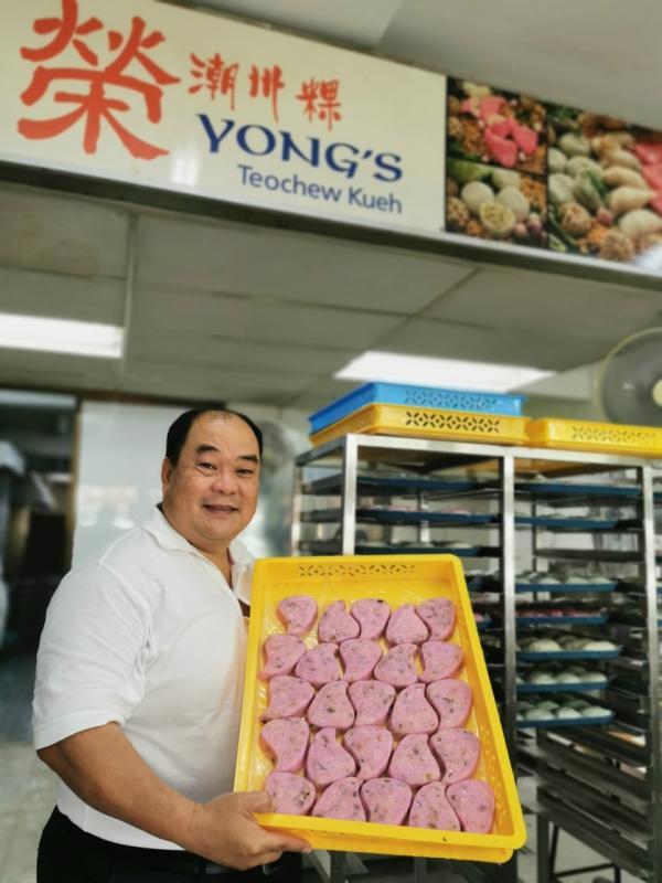 荣潮州粿的老板许木荣中年转业，选择在最熟悉的后港，售卖母亲拿手的潮州粿。（陈爱薇摄）