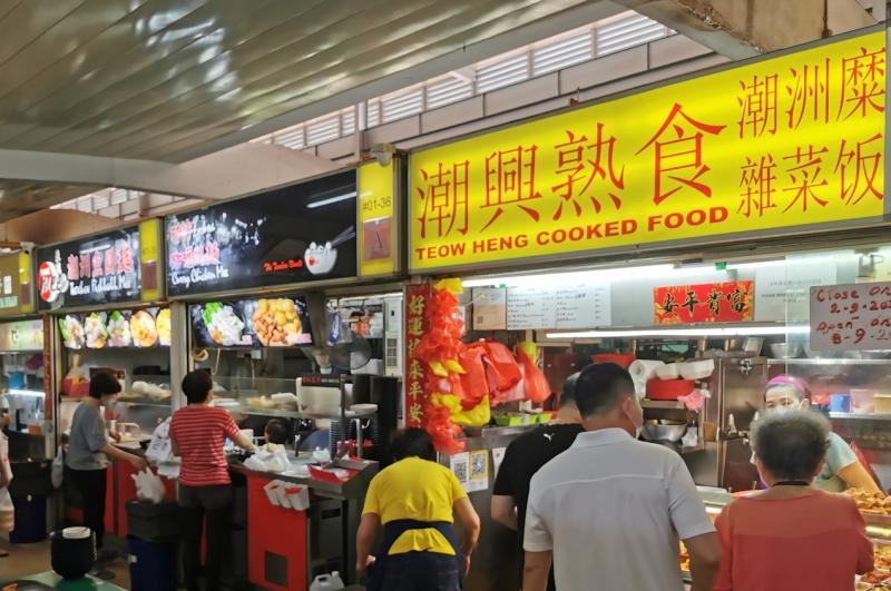 高文熟食中心是食客寻访潮州美食的天堂，许多档口在尖峰时间都大排长龙。（陈爱薇摄）