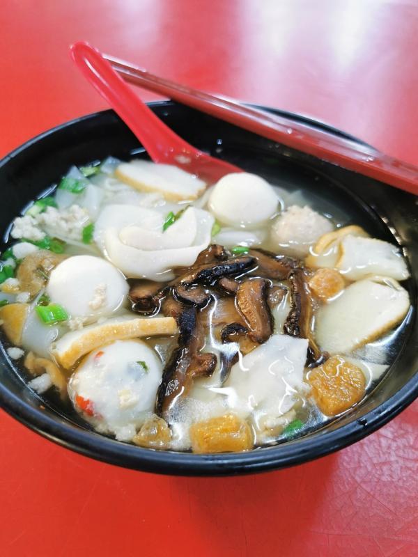 潮州鱼丸面的特色是清淡的汤底加上较宽粿条和猪油渣。（陈爱薇摄）