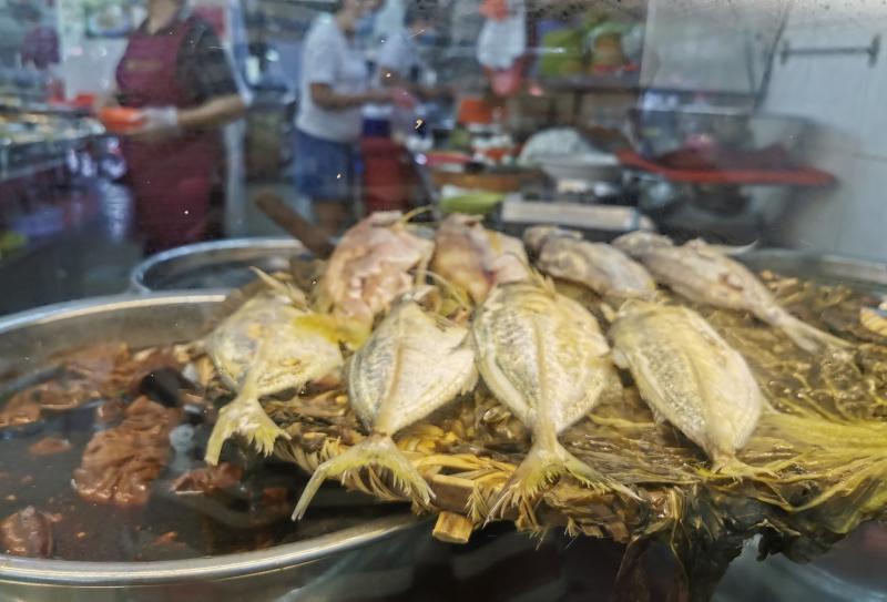 潮州粥的蒸鱼一定要新鲜，冷食也不会有腥味，还要蘸豆酱才算正宗吃法。（陈爱薇摄）